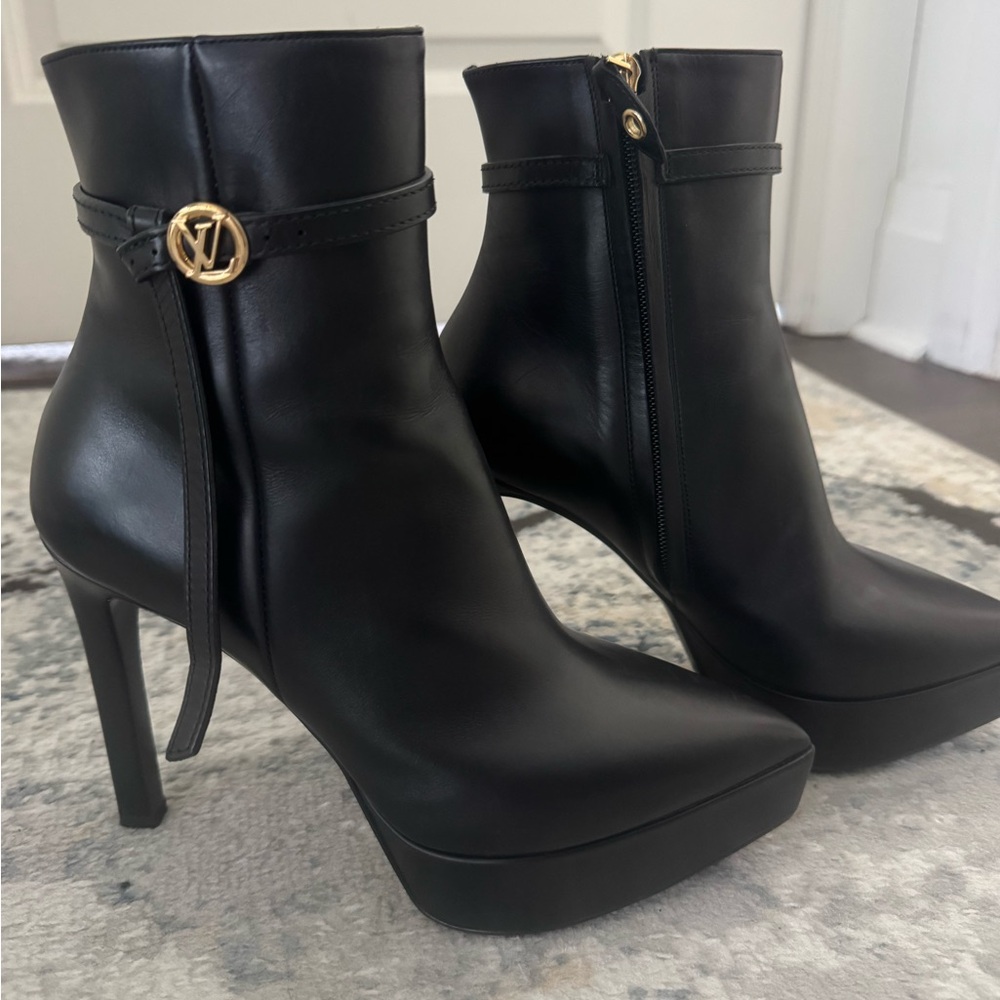 Authentic Louis Vuitton Black Pump Boots with Gold Accent Size 6 - LIKE NEW!